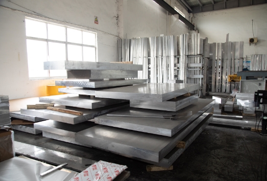 铝板材料:特性、应用与发展